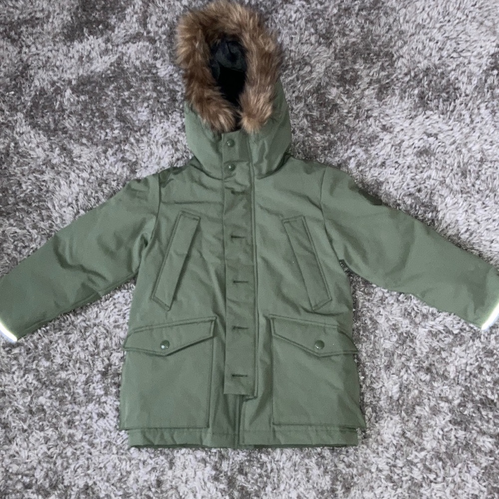 NEW kids gap down jacket size small 6-7 girls. Hood and pockets removable fur